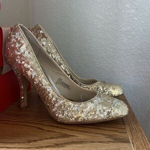 👠Heels White House | Black Market Size 7M Gold 💛